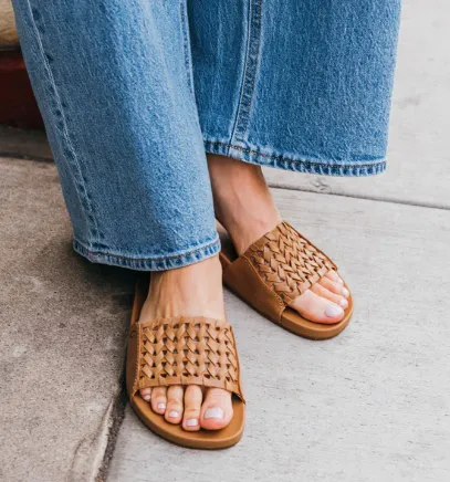 Kāmola - Women’s Woven Slide Sandals